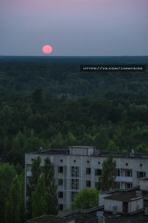 16-Ти этажки по героев Сталинграда Припяти, дома номер 9 и 12 соответственно, стоят друг напротив друга - через улицу. 01