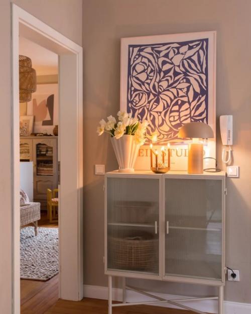 Этот светлый скандинавский дом привлекает внимание своим нежным и красиво оформленным стильным декором. 08