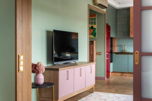 Этот интерьер словно создан для спокойной жизни без спешки. 05