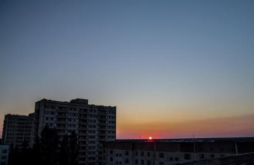 16-Ти этажки по героев Сталинграда Припяти, дома номер 9 и 12 соответственно, стоят друг напротив друга - через улицу. 02