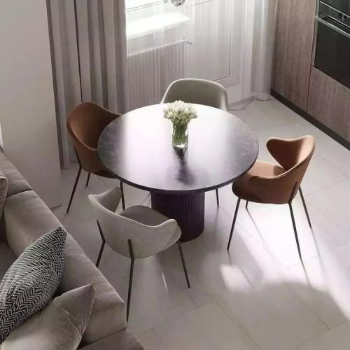 В интерьере этой кухни - гостиной тёплые спокойные тона, чёткие линии отделки и мебели. 02