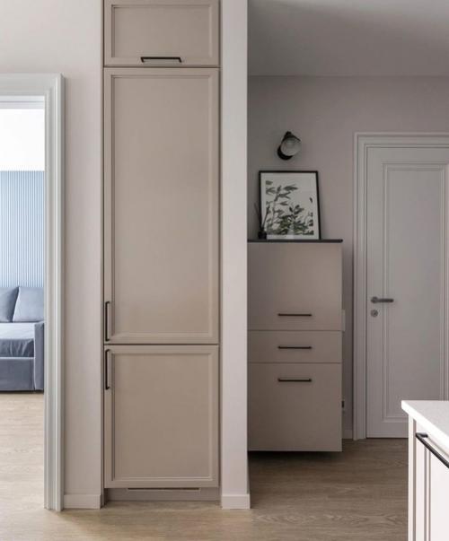 Реализованный проект уютной светлой кухни - гостиной. 01