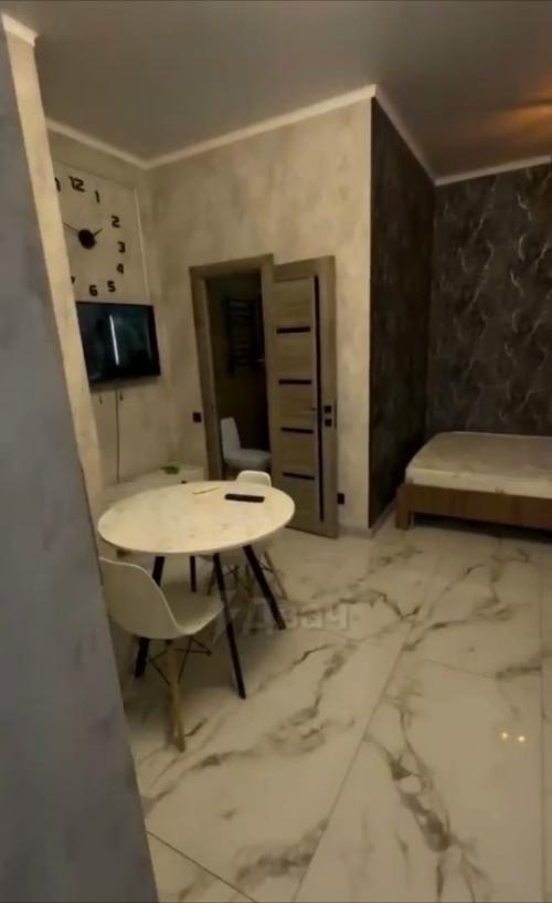 Мужчина переехал в гараж из-за неподъёмных цен на квартиры и ремонт. 01