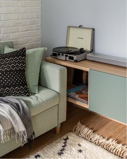 Интерьер этой квартиры в тихом центре Москвы интересен не только эстетическими решениями, но и планировкой со спальней - кладовой. 02