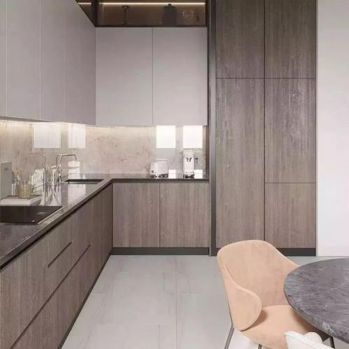 В интерьере этой кухни - гостиной тёплые спокойные тона, чёткие линии отделки и мебели. 03