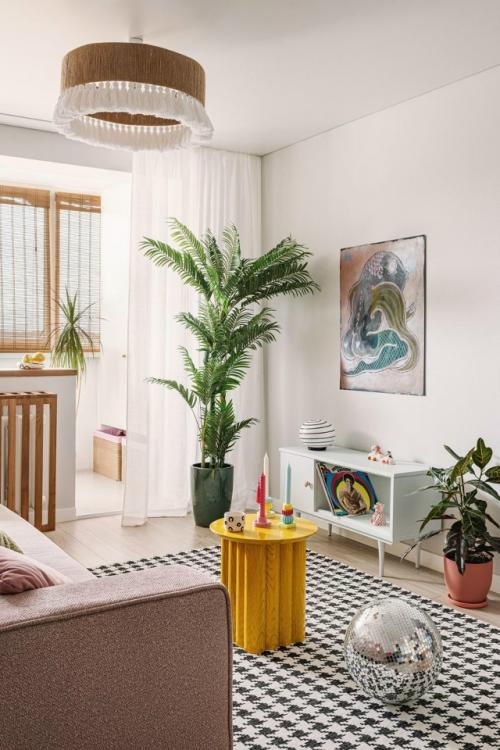 Из типовой панельной квартиры дизайнер Валерия Макаревич создала выразительный интерьер в духе mid - Century Modern. 01