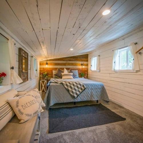 Небольшой двухэтажный домик с состаренными красными досками на фасаде в в городе уэйко, техас. 04