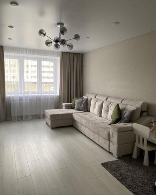 Дизайн квартиры получился спокойным без вырвиглазных красок. 01