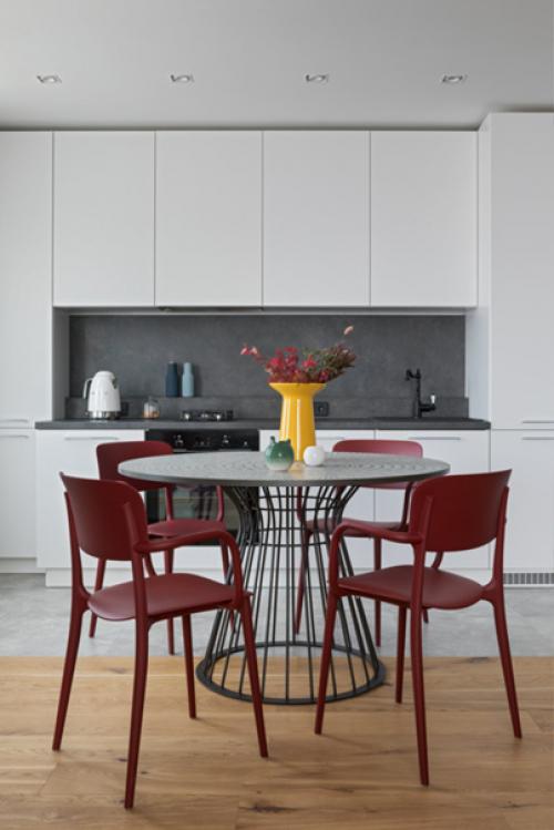 Чтобы увеличить пространство, в этой однокомнатной квартире демонтировали все перегородки и превратили ее в студию. 02