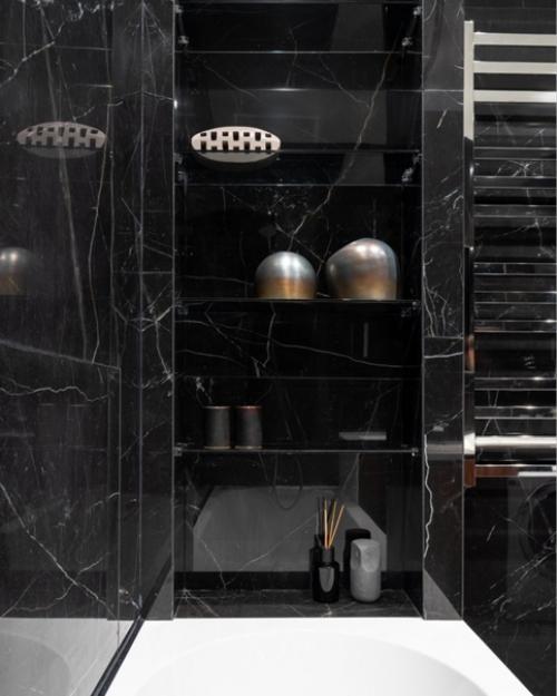 В ритме мегаполиса: графичный интерьер квартиры с восемью окнами. 06