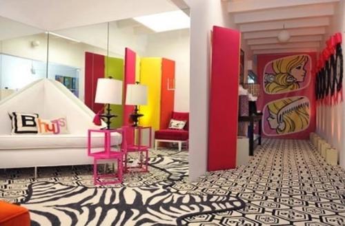 К 50-летию Барби дизайнер Джонатан Адлер создал дом Барби (Malibu Dream House) в натуральную величину, расположенный в малибу с видом на океан. 04