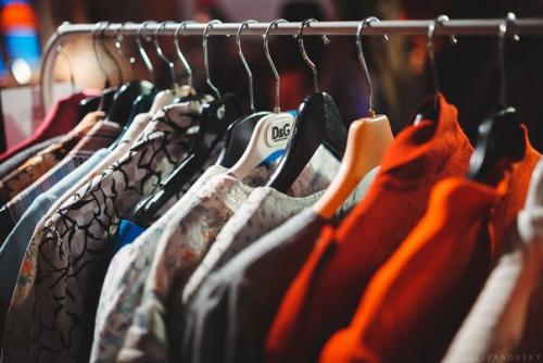 В Тайге распродадут винтажную одежду и аксессуары от 100 рублей.