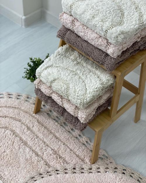 Мягкие хлопковые коврики - это незаменимый предмет интерьера для ванной, спальни, детской или гостиной. 01