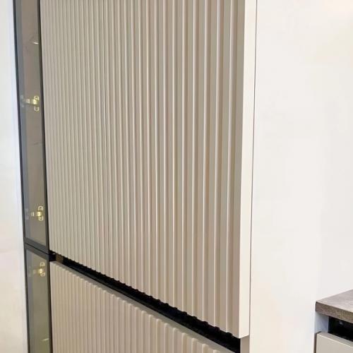 У нас тут роскошная кухня в оттенке кофе с молоком! 02