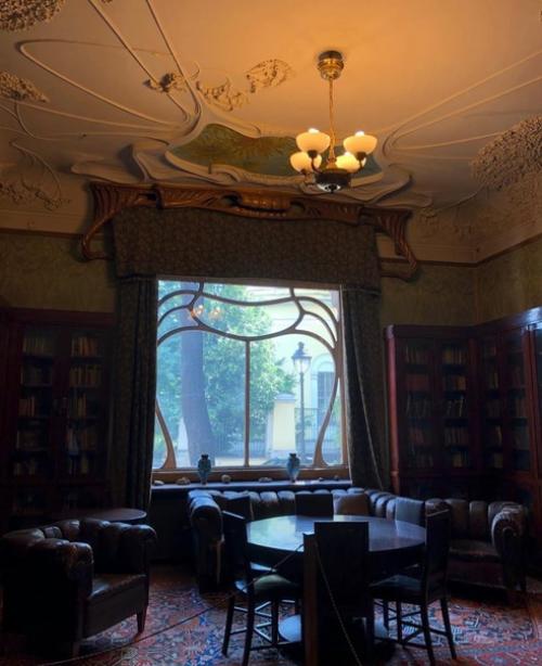 Чуковский называл этот дом Гадким, а мы им восхищаемся. 03