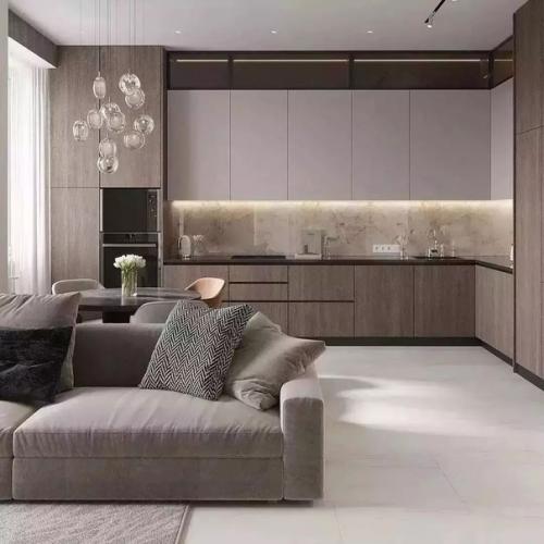 В интерьере этой кухни - гостиной тёплые спокойные тона, чёткие линии отделки и мебели. 01