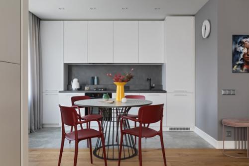 Чтобы увеличить пространство, в этой однокомнатной квартире демонтировали все перегородки и превратили ее в студию. 01