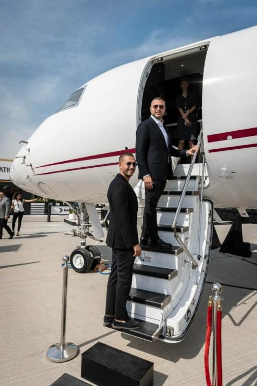 В ноябре 2025 года Elie Saab заключил соглашение с Bombardier о разработке интерьеров для роскошного частного самолёта Global 8000. 03