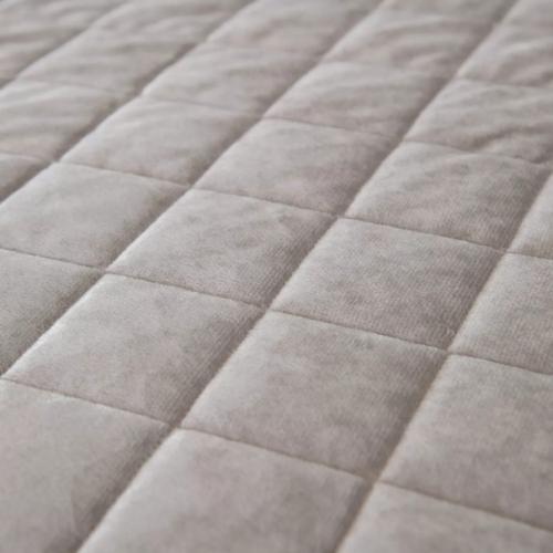 Велюровое покрывало - прекрасное дополнение интерьера спальни или гостиной, которое внесёт в пространство особую энергетику домашнего уюта. 05