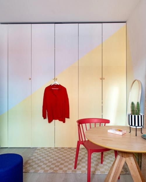 Белая стена может создать атмосферу спокойствия, но также может быстро наскучить. 03