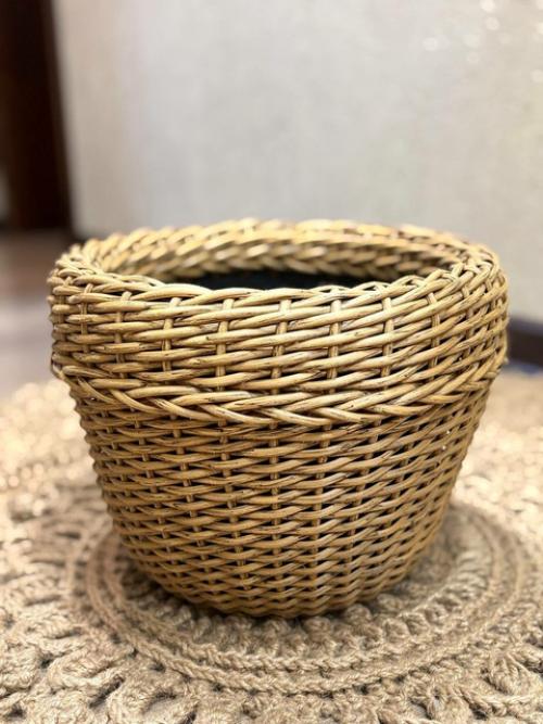 Кашпо из ротанга - это стильный и практичный аксессуар для украшения интерьера или сада. 02