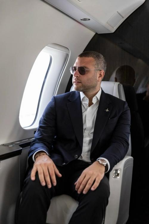 В ноябре 2025 года Elie Saab заключил соглашение с Bombardier о разработке интерьеров для роскошного частного самолёта Global 8000. 07