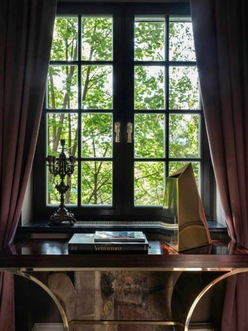 Эта двухкомнатная квартира в обычной московской хрущевке находится. 07