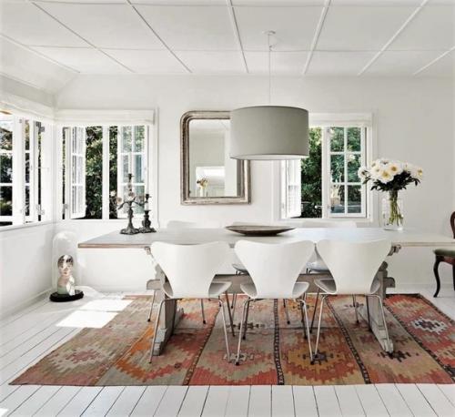 Женщина своими силами отремонтировала старую дачу, которая досталась ей от родителей. 04