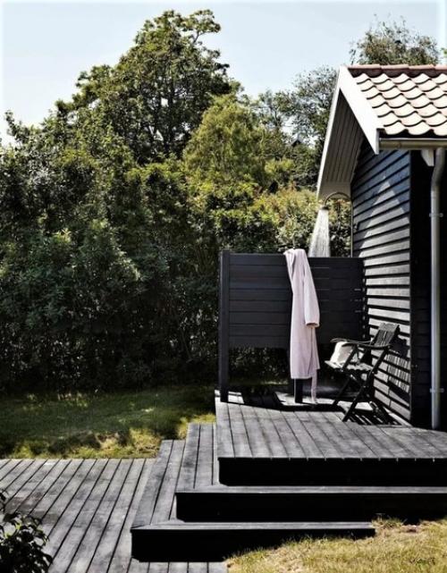 Женщина своими силами отремонтировала старую дачу, которая досталась ей от родителей. 01