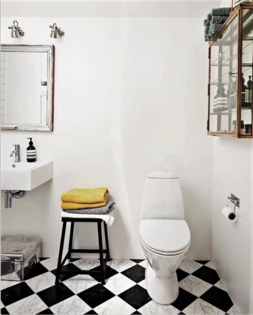 Женщина своими силами отремонтировала старую дачу, которая досталась ей от родителей. 07