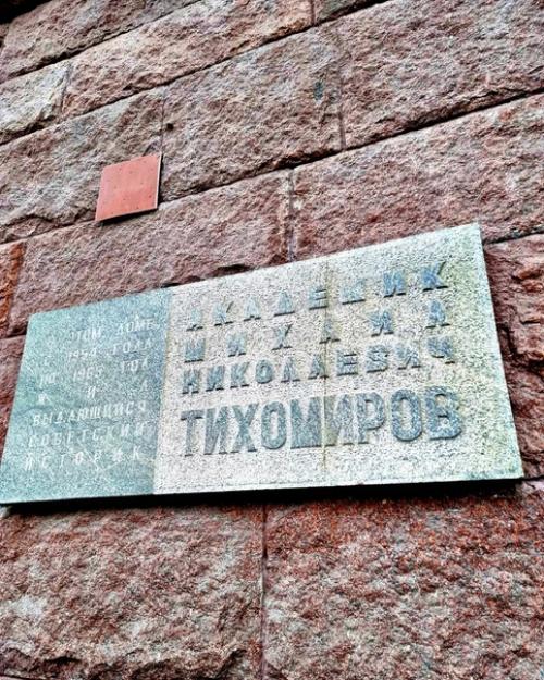 - Здрасьте.  - Здравствуйте.  - Мы к Тихомировым! 03