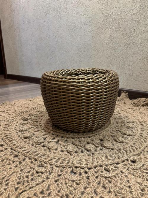 Кашпо из ротанга - это стильный и практичный аксессуар для украшения интерьера или сада. 03