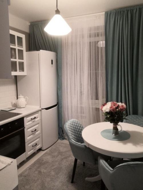 Дизайн светлой кухни достаточно простой в реализации и симпатично смотрится в сочетании многих интерьеров. 01