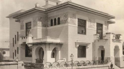 Чуковский называл этот дом Гадким, а мы им восхищаемся. 01