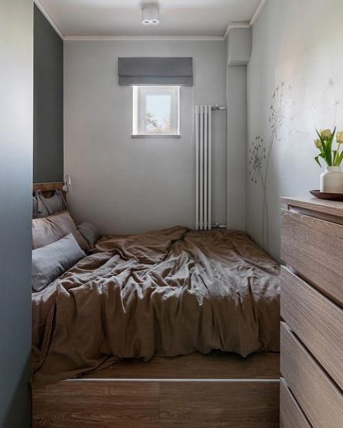 Интерьер этой квартиры в тихом центре Москвы интересен не только эстетическими решениями, но и планировкой со спальней - кладовой. 04