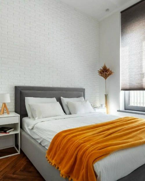 Яркие акценты в спокойной студии. 08