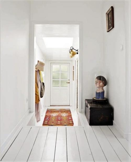 Женщина своими силами отремонтировала старую дачу, которая досталась ей от родителей. 02