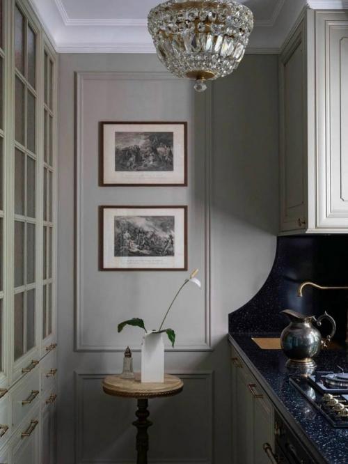 Эта двухкомнатная квартира в обычной московской хрущевке находится. 05