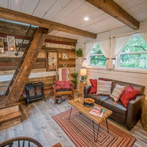 Небольшой двухэтажный домик с состаренными красными досками на фасаде в в городе уэйко, техас. 01