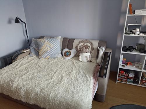 Уютная однокомнатная, в которой живут два человека, новогодняя версия. 01