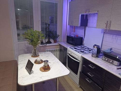 Уютная однокомнатная, в которой живут два человека, новогодняя версия. 02