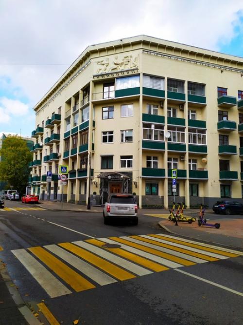 Самая номенклатурная улица в Москве это спиридоновка и ее окрестности. 04