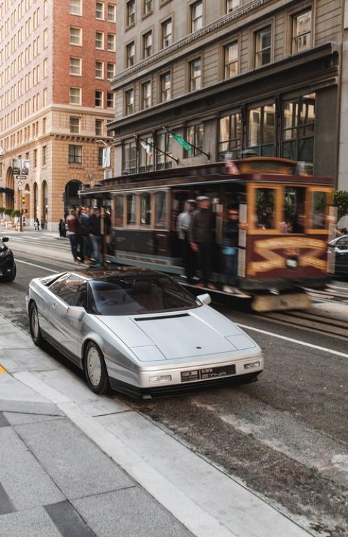 40 лет назад этот серебристый клинышек был впервые показан публике на британском международном мотор - шоу в Бирмингеме. 03