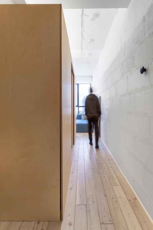 Как вам такая организация пространства со спальной зоной между санузлом и кухней - гостиной? 06