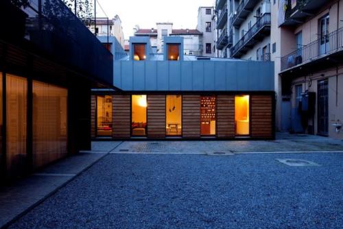 Деревянные поверхности в современном интерьере лофта в Италии. 09