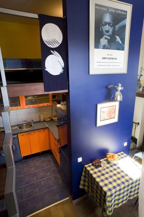 Крошечная квартира музыканта: 27 квадратных метров, где поместились камин, пианино, контрабас и многое другое. 06