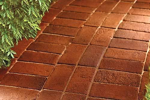 Для садовой дорожки, которая все время находится в неблагоприятных погодных условиях подойдет не любой кирпич. 09