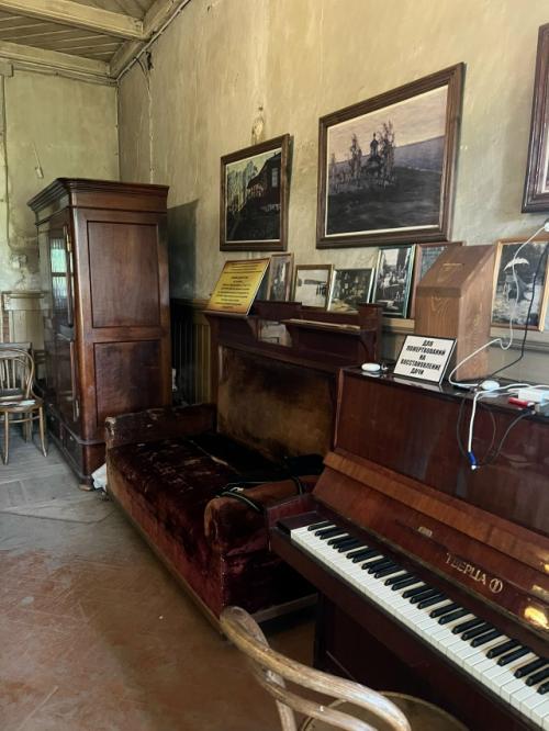 На окраине вышнего Волочка стоит единственный в городе дом в стиле модерн - деревянная усадьба купцов рябушинских. 05