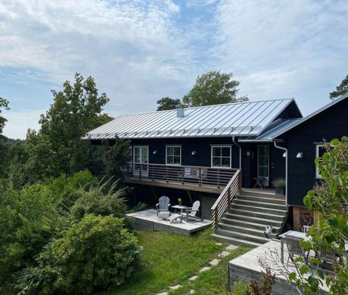 Альбом номер 3. черный фасад и уютные белые интерьеры: светлый летний домик в Швеции. 01