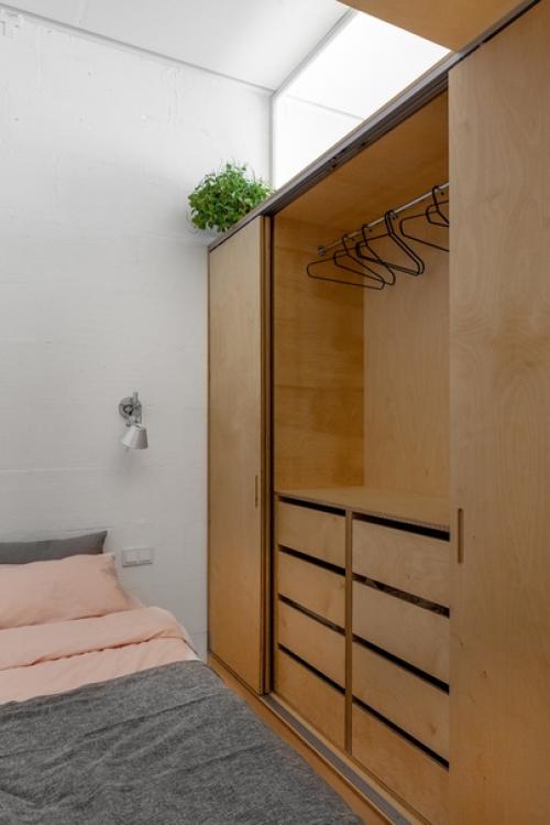 Как вам такая организация пространства со спальной зоной между санузлом и кухней - гостиной? 05